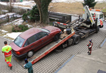 Abschleppwagen lädt Auto auf