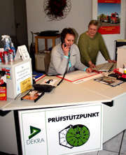 Frau sitzt an Schreibtisch und telefoniert