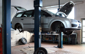 Silbernes Auto auf Hebebühne